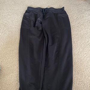 Athletic sweatpants closes at ankle